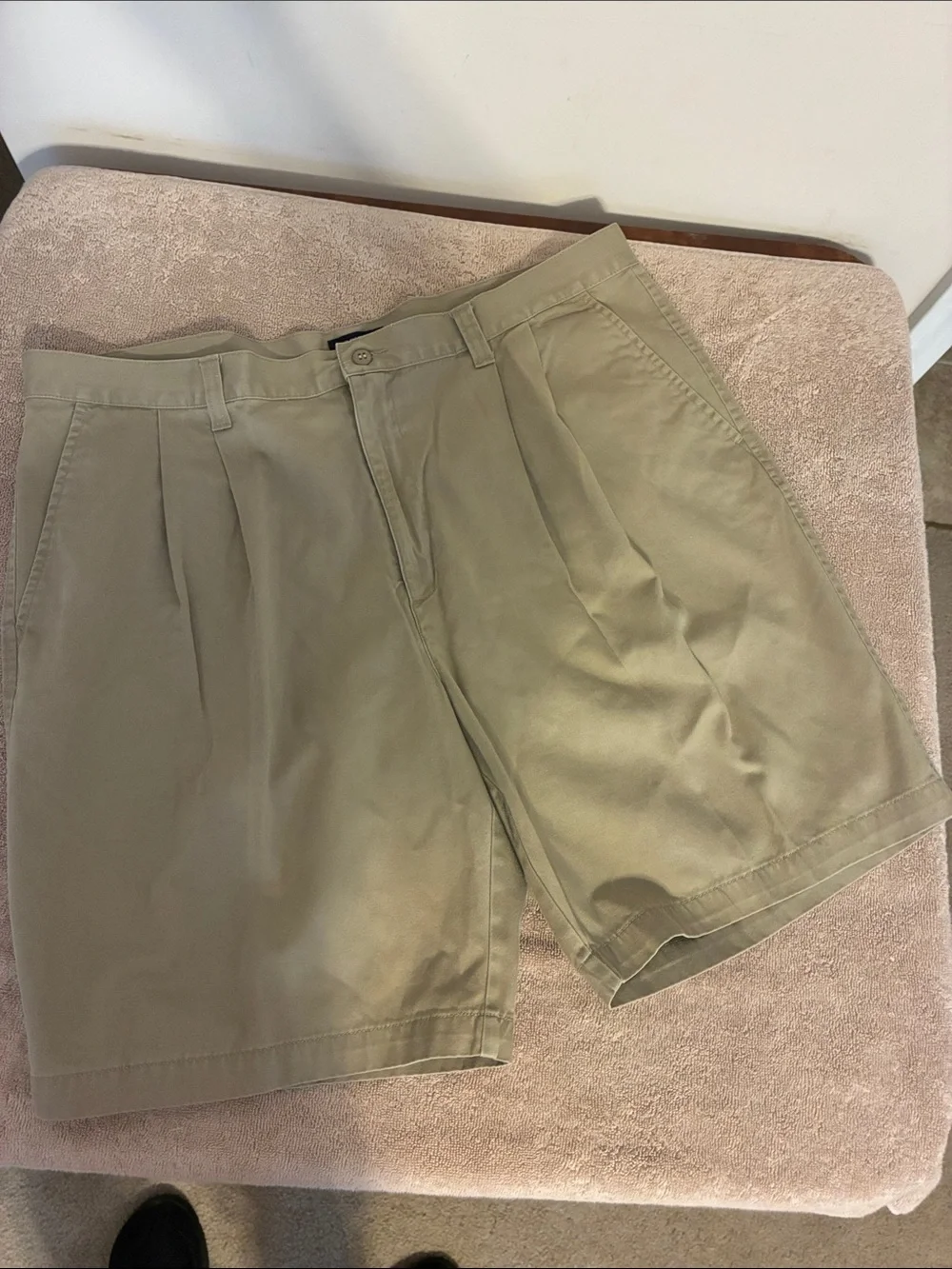 Dockers size 42 Men's Flat Front Shorts in Khaki